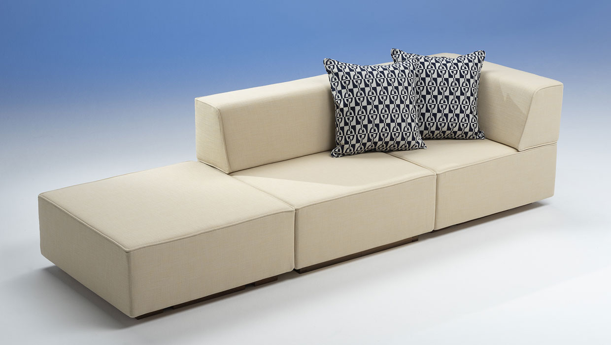 Bruns Yachtausstattung beiger modularer Tapchan mit zwei Dekokissen